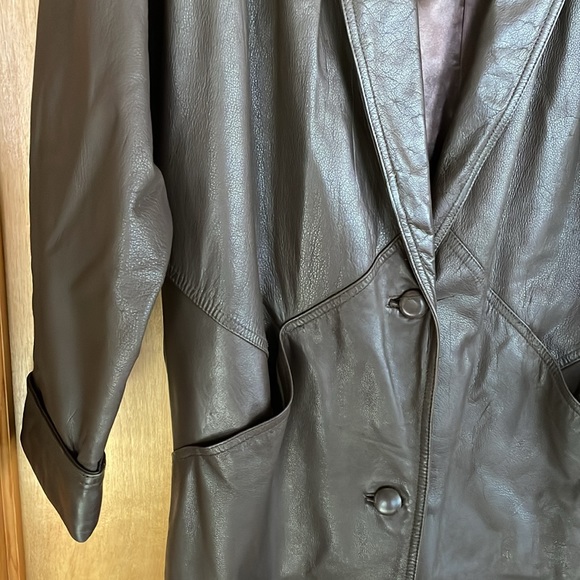 Women’s long brown leather coat. - Picture 4 of 11